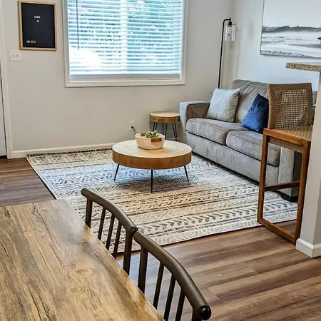 1 Bedroom Apartment Close To Downtown